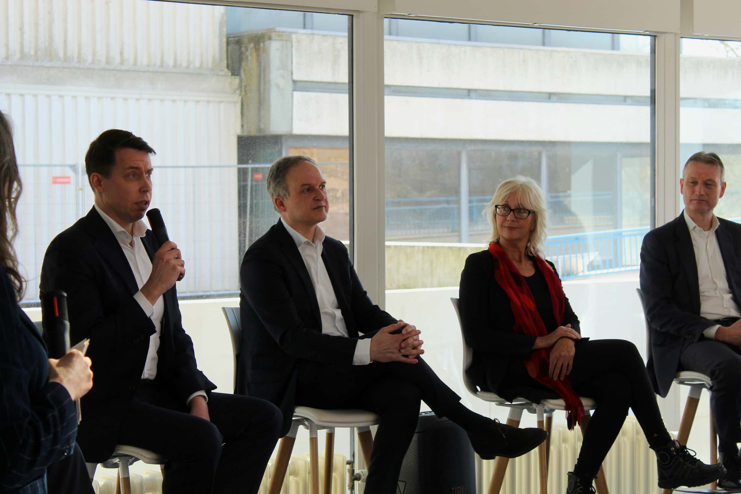 Op deze foto zie je het panelgesprek met Kees van Nieuwamerongen (NAU), Jurriën Koops (ABU), Halbe Zijlstra (NBBU), Jacqie van Stigt (FNV), Jan-Pieter Daems (CNV) en Mark Poort (Randstad Groep).
